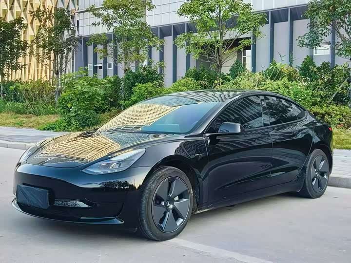 Фото 1 - Tesla Model 3