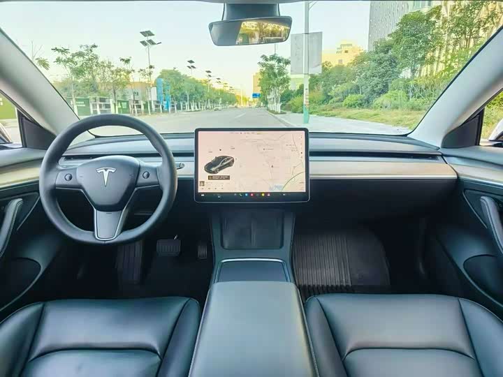 Фото 4 - Tesla Model 3