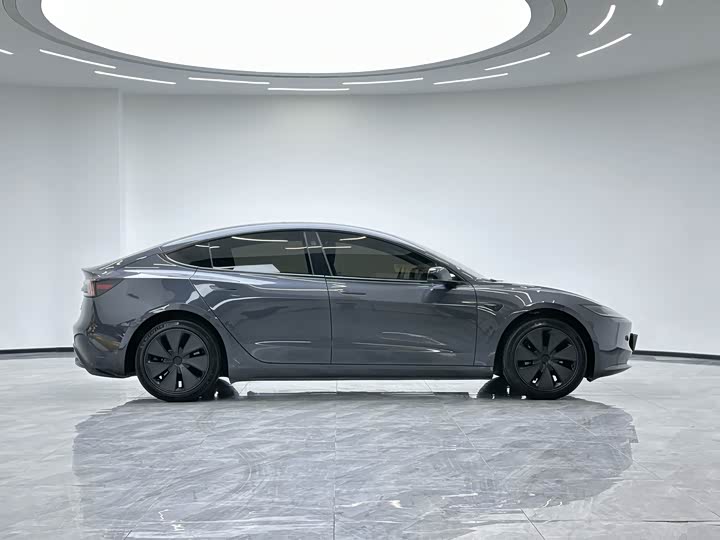 Фото 4 - Tesla Model 3