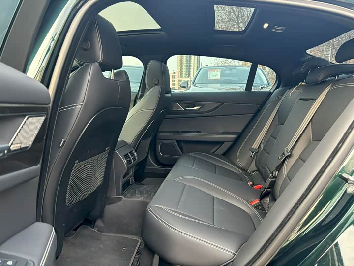 Фото 3 - Jaguar XE L