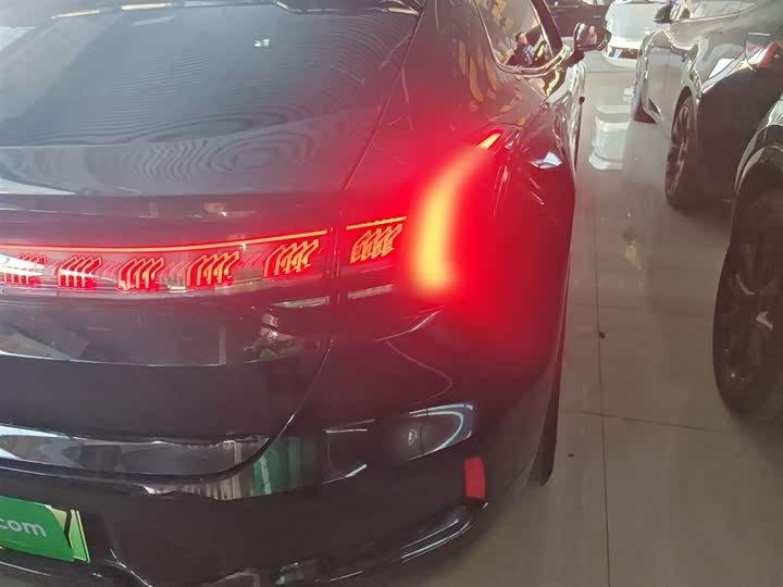 Фото 7 - Zeekr 001