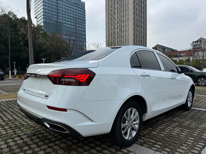 Фото 6 - Geely Emgrand