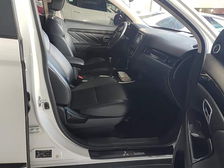 Фото 8 - Mitsubishi Outlander