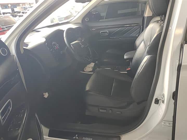 Фото 9 - Mitsubishi Outlander