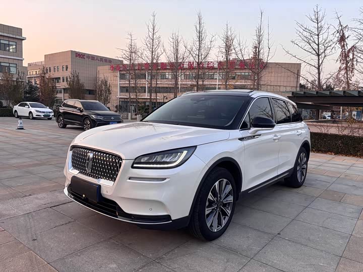 Фото 2 - Lincoln Corsair