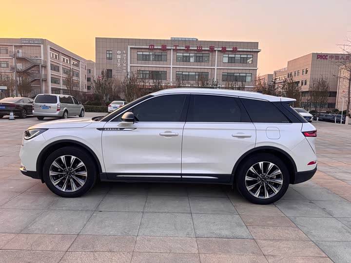 Фото 4 - Lincoln Corsair