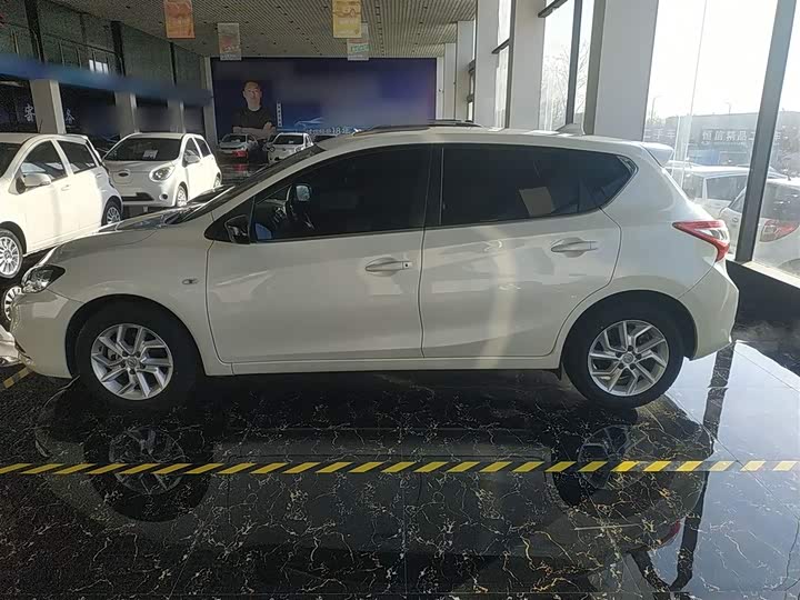 Фото 5 - Nissan Tiida