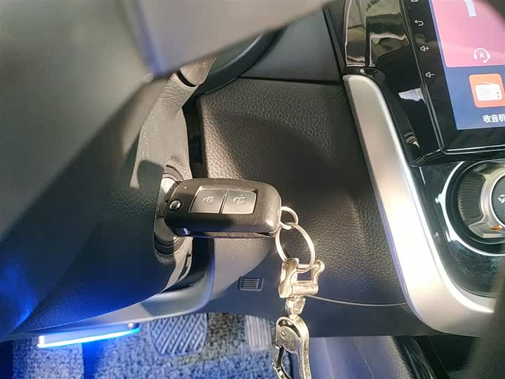 Фото 9 - Nissan Tiida