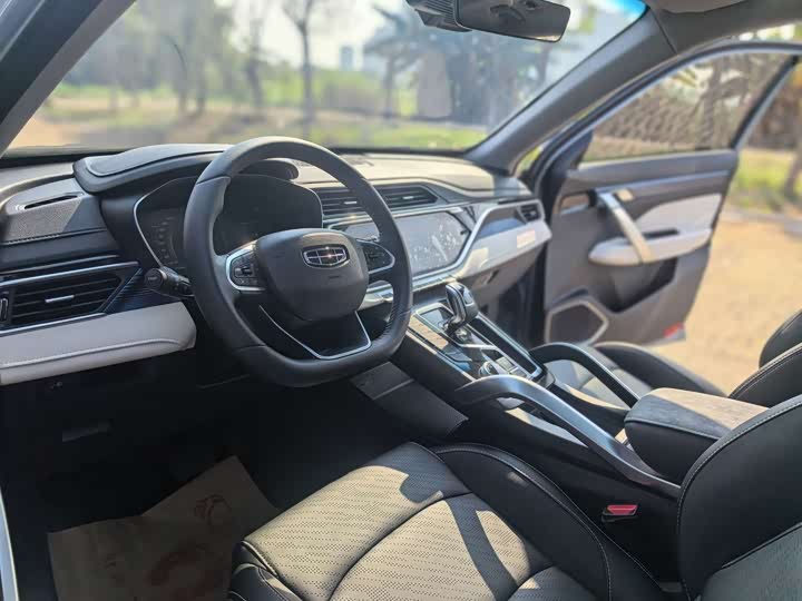 Фото 9 - Geely Atlas