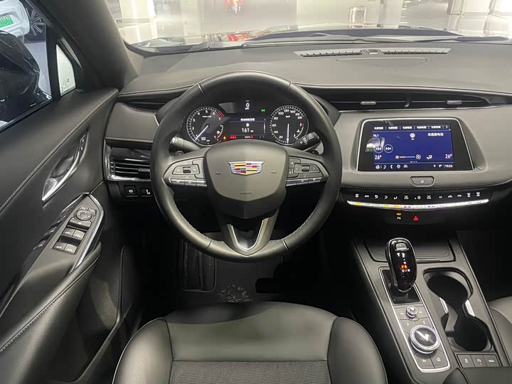 Фото 8 - Cadillac XT4