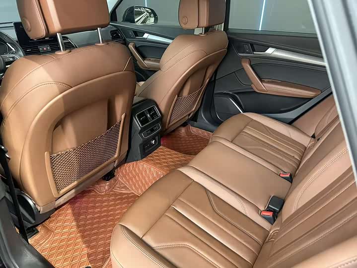 Фото 9 - Audi Q5L