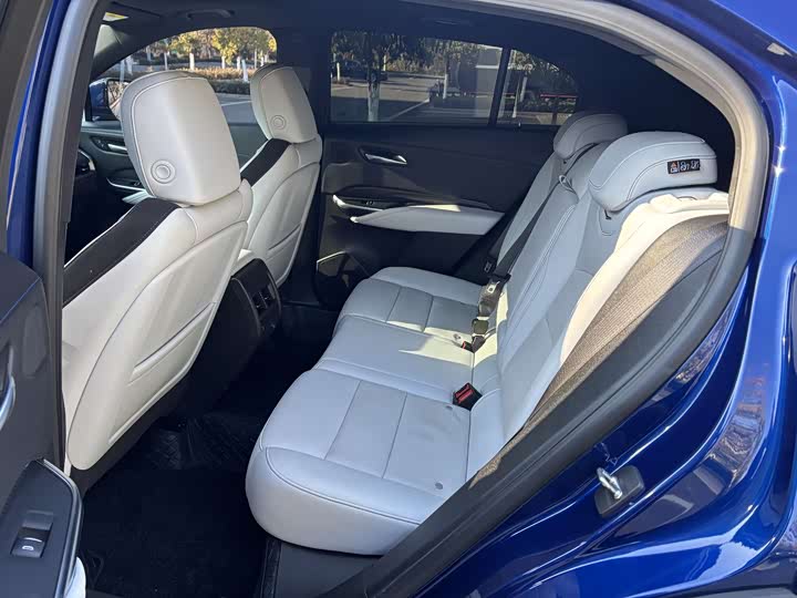 Фото 9 - Cadillac XT4