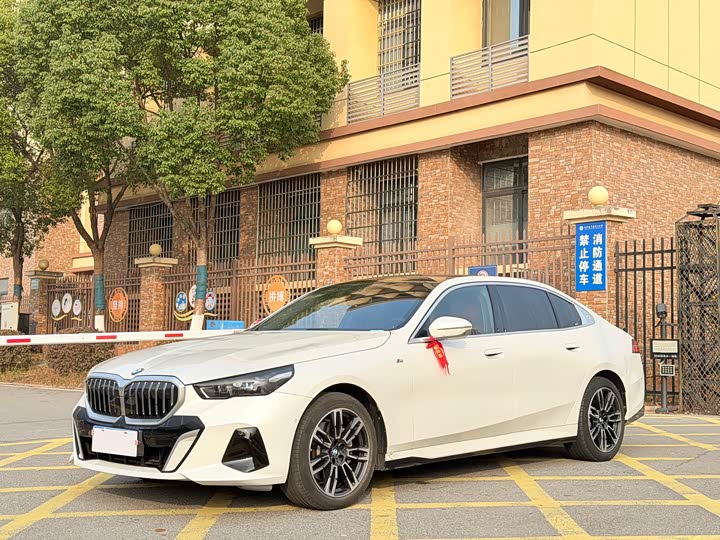 Фото 1 - BMW 5 Series