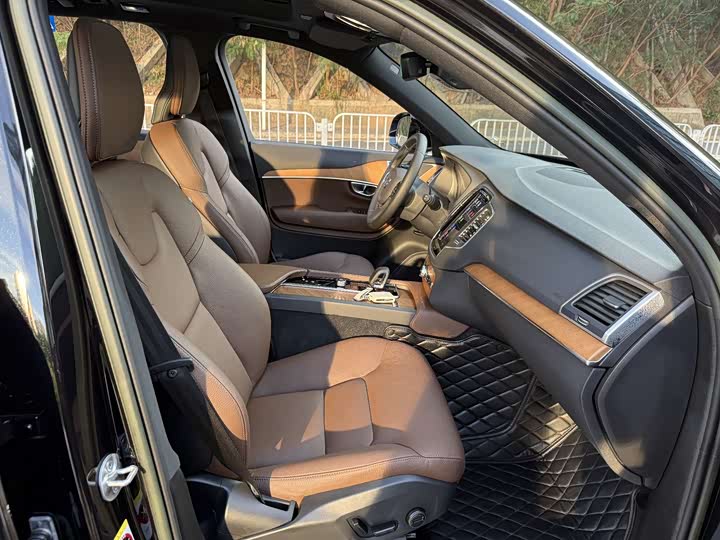 Фото 7 - Volvo XC90