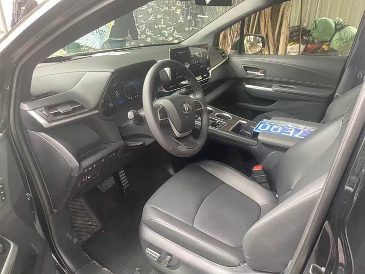 Фото 4 - Toyota Granvia