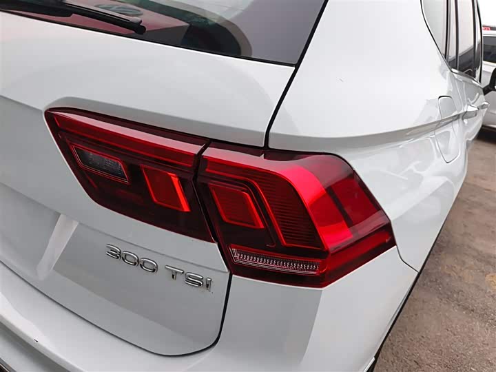 Фото 8 - Volkswagen Tiguan L Pro