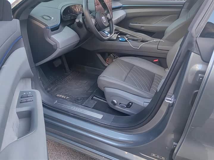 Фото 9 - Zeekr 001