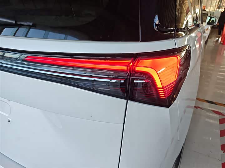 Фото 8 - Buick GL8 Hybrid