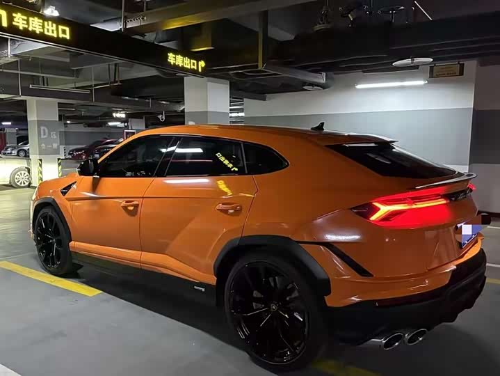 Фото 2 - Lamborghini Urus