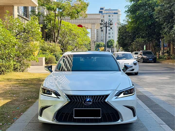 Фото 2 - Lexus ES