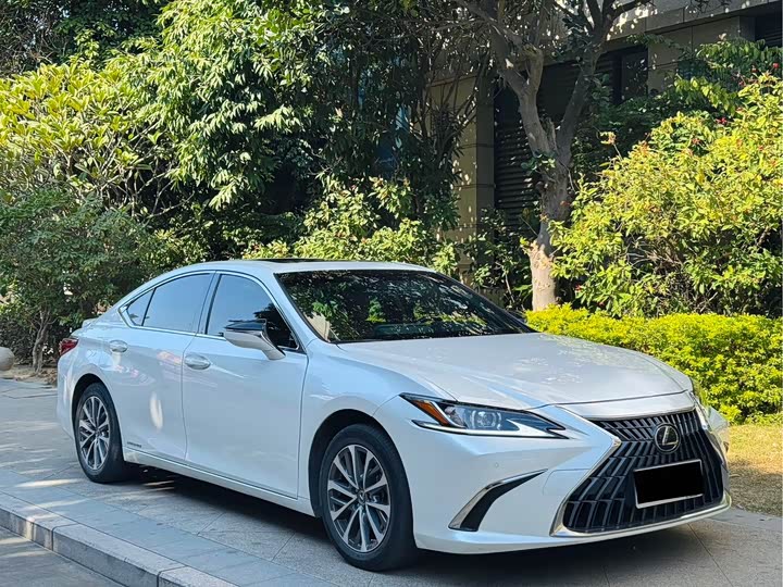 Фото 3 - Lexus ES