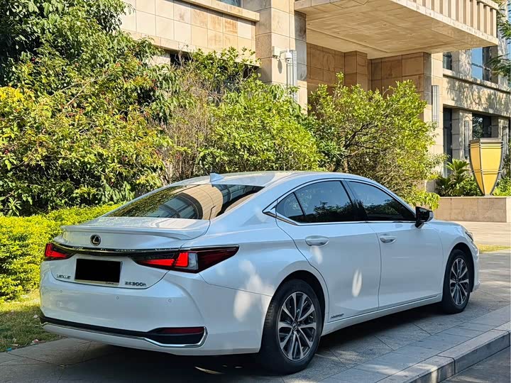 Фото 4 - Lexus ES