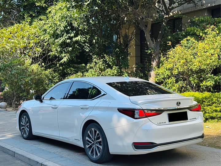 Фото 6 - Lexus ES