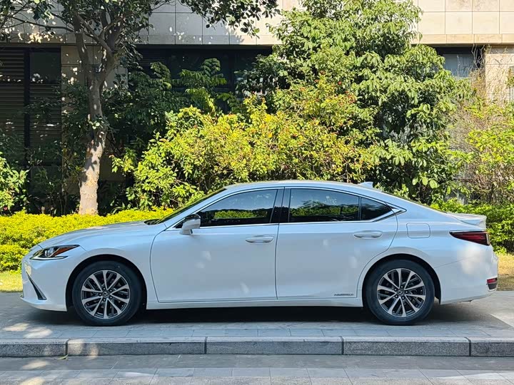 Фото 7 - Lexus ES