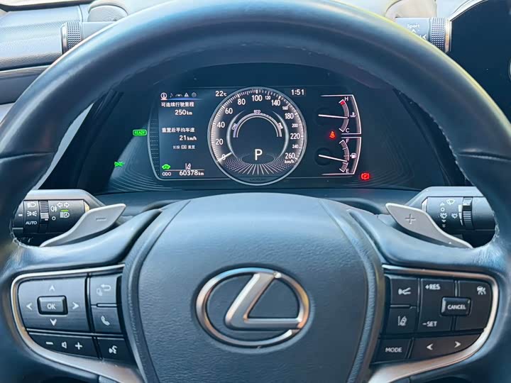 Фото 8 - Lexus ES
