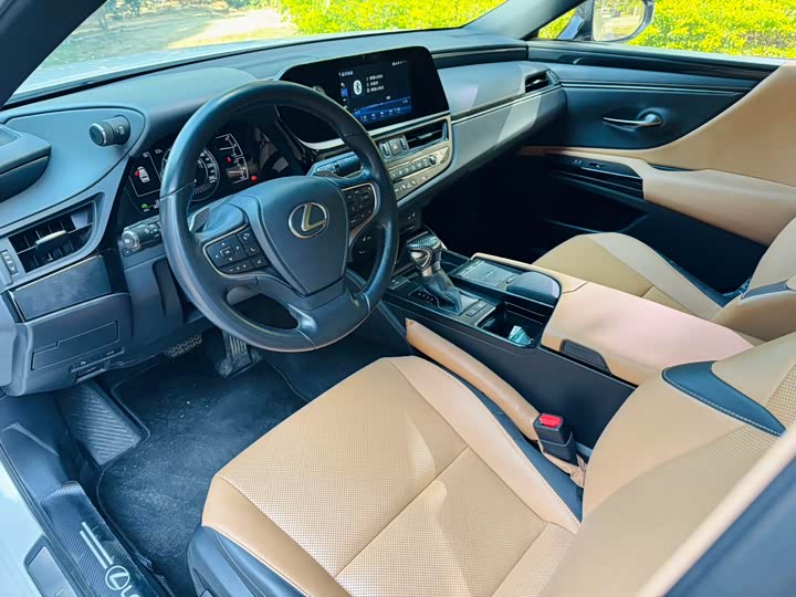 Фото 9 - Lexus ES