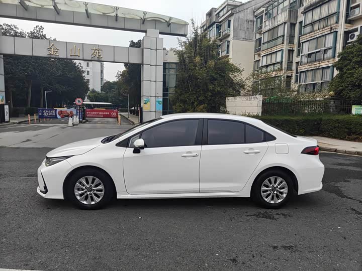 Фото 3 - Toyota Corolla