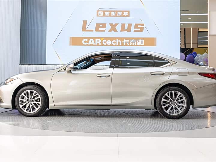 Фото 3 - Lexus ES