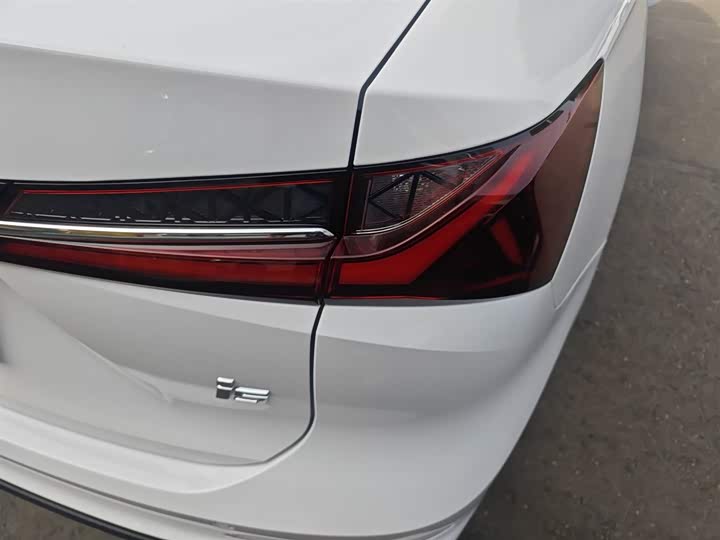 Фото 8 - Roewe i5