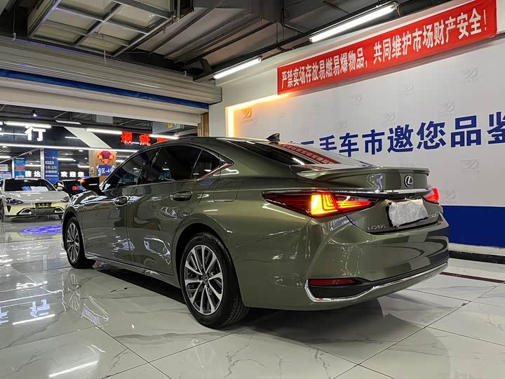 Фото 3 - Lexus ES