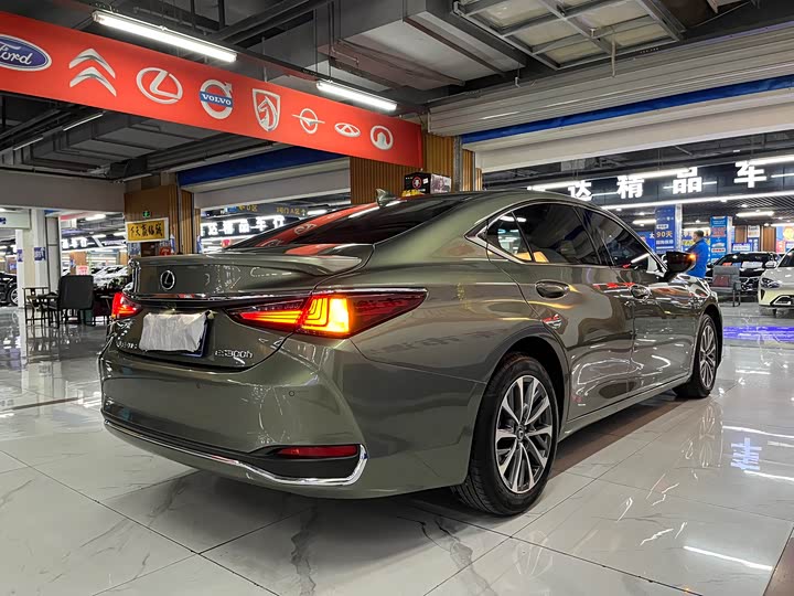 Фото 5 - Lexus ES