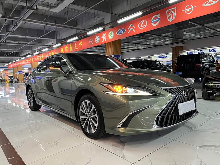 Фото 6 - Lexus ES