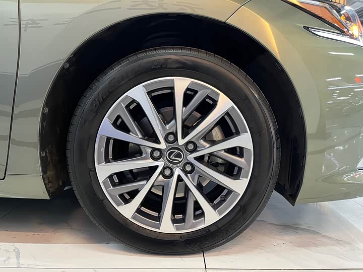 Фото 7 - Lexus ES