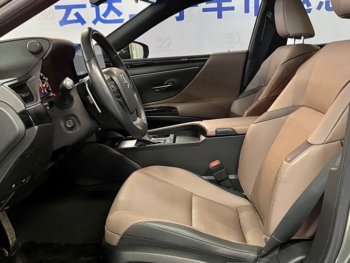 Фото 9 - Lexus ES