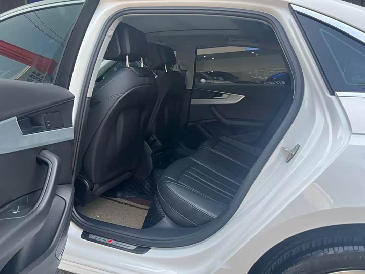 Фото 5 - Audi A4L