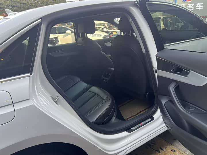 Фото 8 - Audi A4L