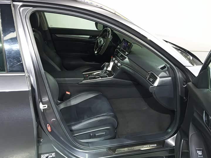 Фото 8 - Honda Accord