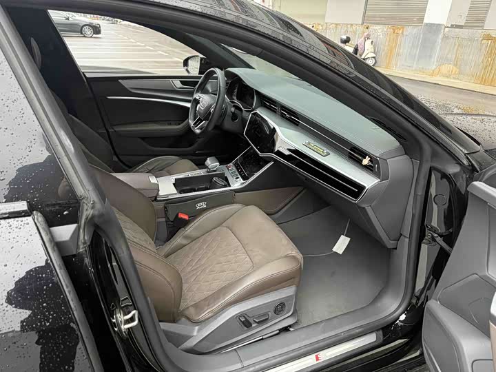 Фото 8 - Audi A7L