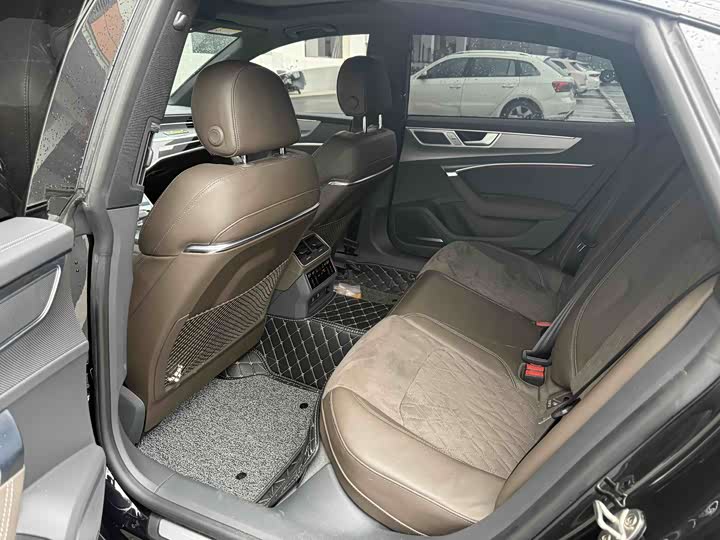 Фото 9 - Audi A7L