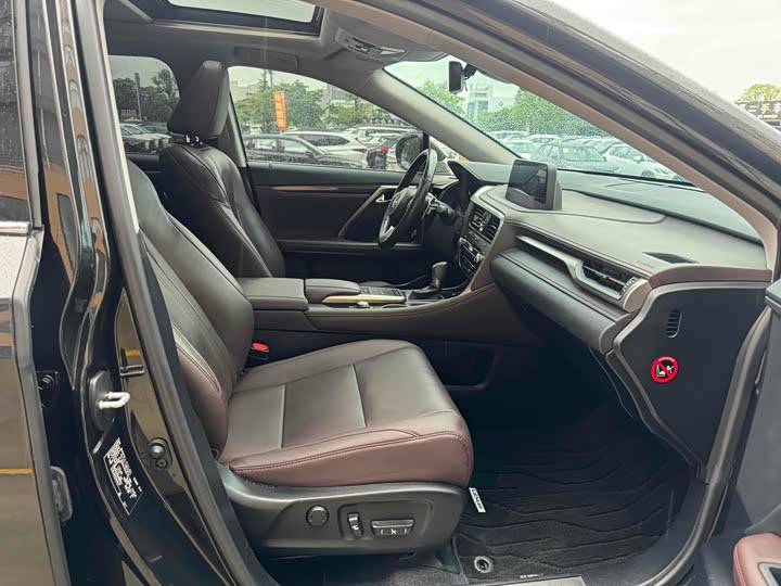 Фото 7 - Lexus RX