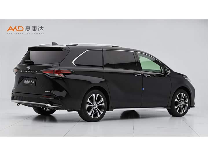 Фото 3 - Toyota Granvia