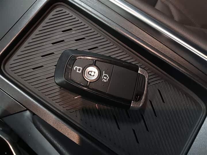 Фото 9 - Ford Edge