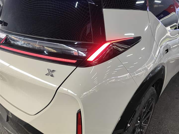 Фото 8 - Zeekr X