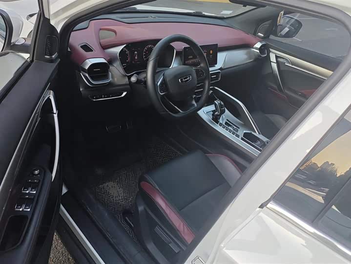 Фото 9 - Geely Coolray