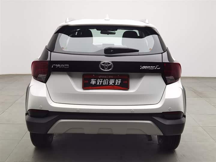 Фото 4 - Toyota Yaris L Hatchback