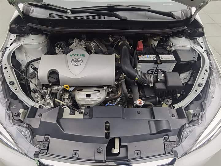 Фото 6 - Toyota Yaris L Hatchback